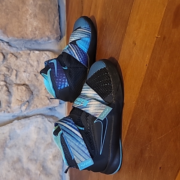 Black and blue NIKE LEBRON SOLDIER IX (INFANT size 6c) - Picture 2 of 7